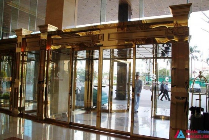 Mẫu cửa kính khung inox vàng gương đẹp sang trọng nhà hàng Hà Nội