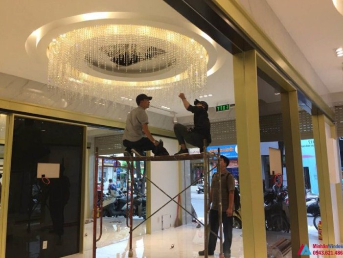 Lắp đặt cửa kính khung inox vàng gương