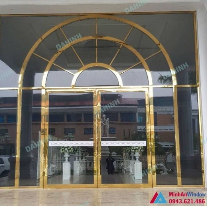 Cửa kính inox vàng gương tại nhà thờ